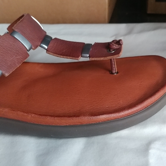 Gentle Souls by Kenneth Cole leather thong sandals - Picture 4 of 9